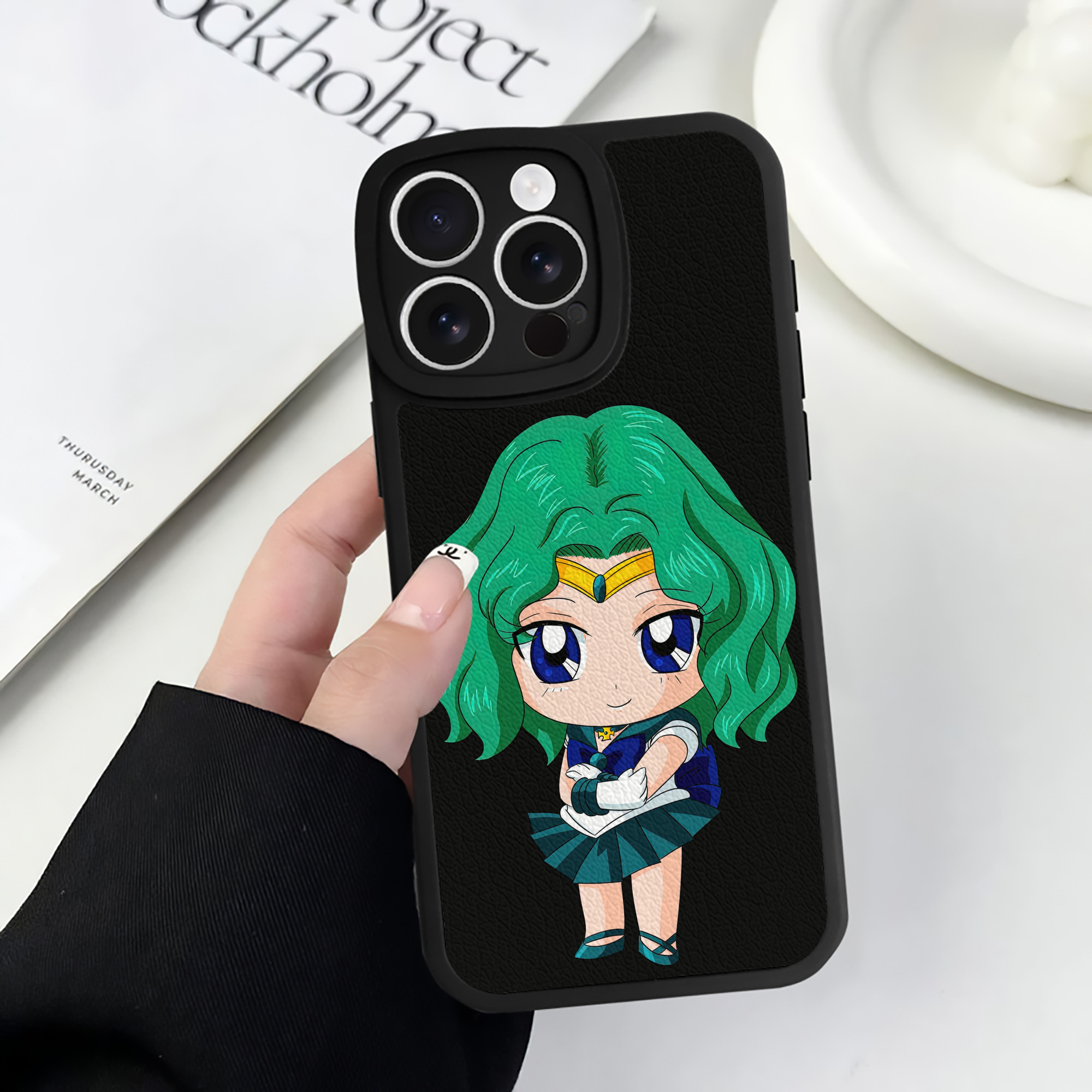 （画像用） 美少女戦士セーラームーン 海王 みちる（かいおう みちる） Sailor Moon Kaiou Michiru 【iPhone 16シリーズ対応】シリコンスマホケース（レザー調） 材質：シリコン
